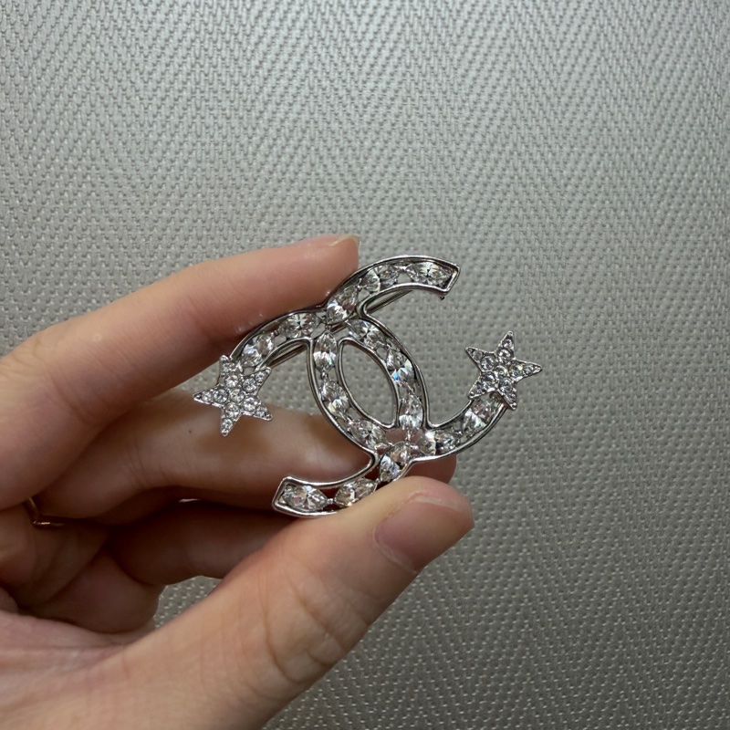 Chanel 銀色星星水鑽簍空胸針AB3611-0
