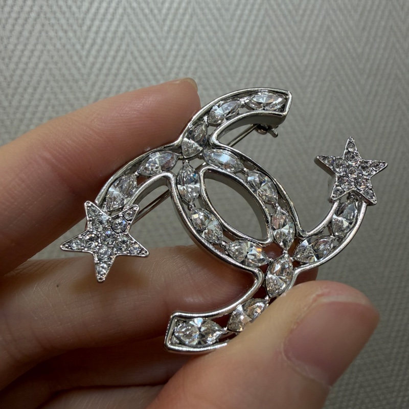 Chanel 銀色星星水鑽簍空胸針AB3611-1