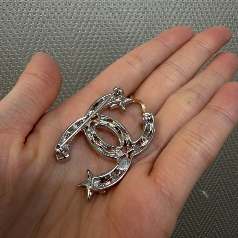 Chanel 銀色星星水鑽簍空胸針AB3611-4