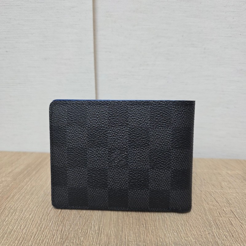 [ 新年最後優惠🧧] LV黑灰棋盤格塗鴉Multiple對開短夾-1