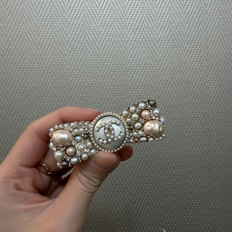 Chanel 條紋雙C橢圓珍珠胸針-0