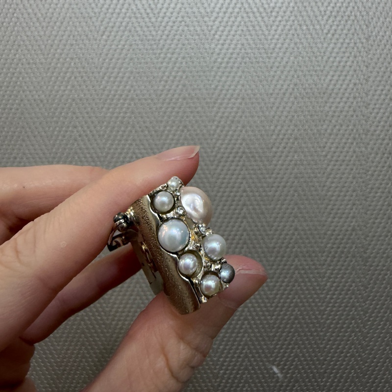 Chanel 條紋雙C橢圓珍珠胸針-4