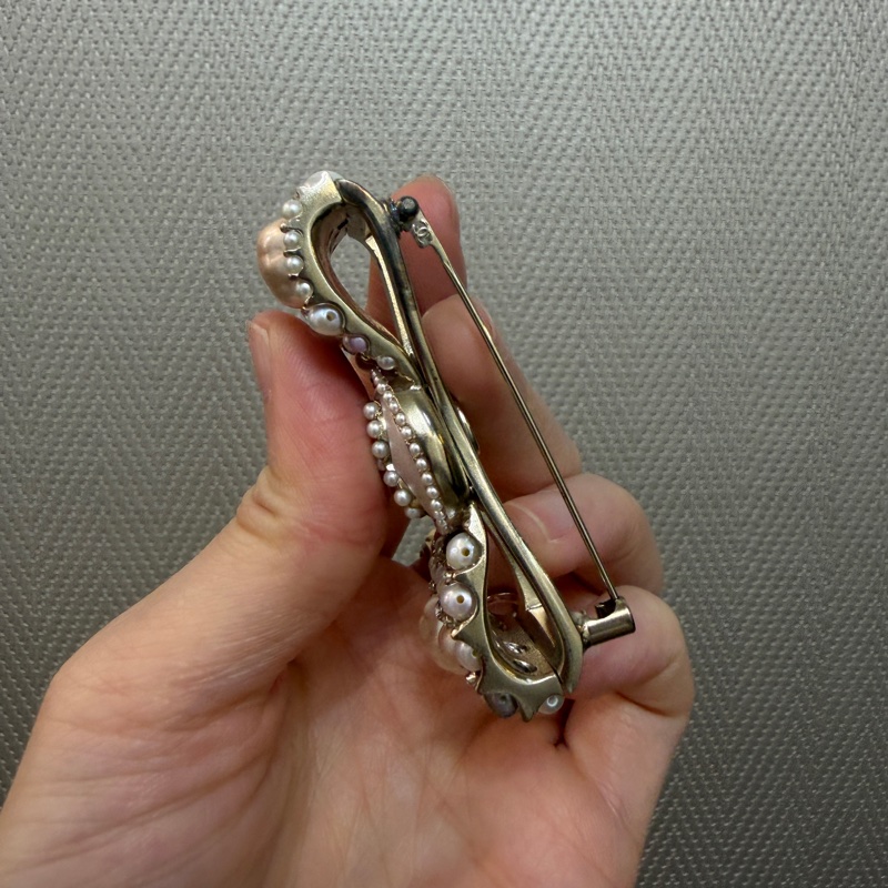 Chanel 條紋雙C橢圓珍珠胸針-7