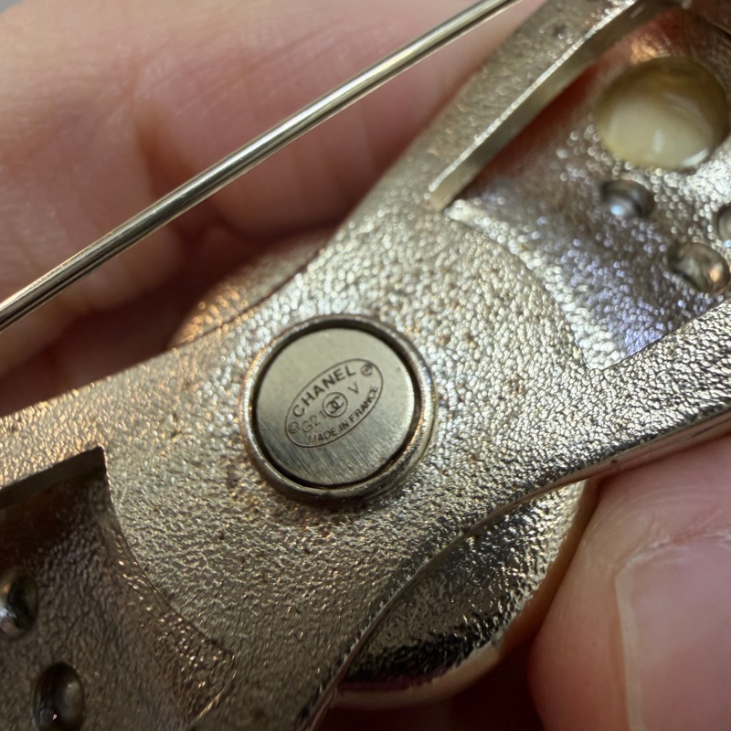 Chanel 條紋雙C橢圓珍珠胸針-8