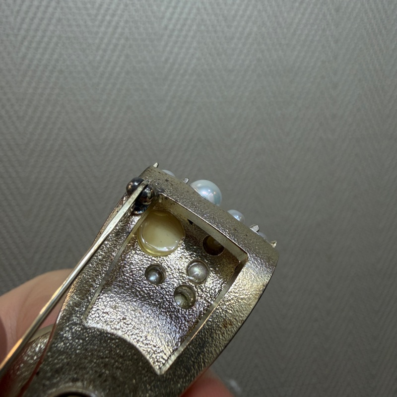 Chanel 條紋雙C橢圓珍珠胸針-9