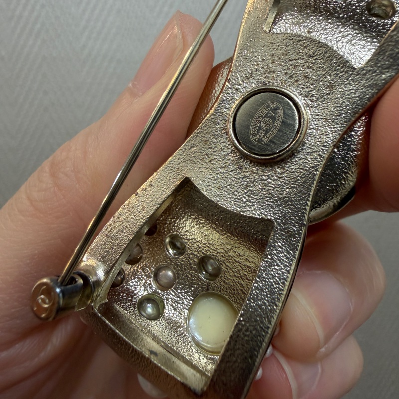 Chanel 條紋雙C橢圓珍珠胸針-10