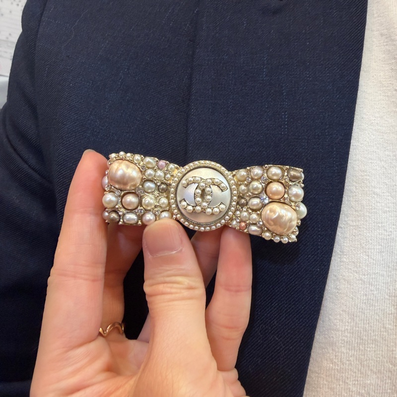 Chanel 條紋雙C橢圓珍珠胸針-11