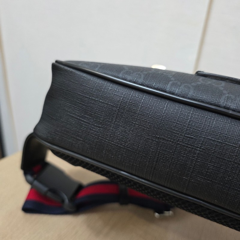 [ 新年優惠福利持續中🧧] Gucci黑灰老花拉鏈胸口包-11