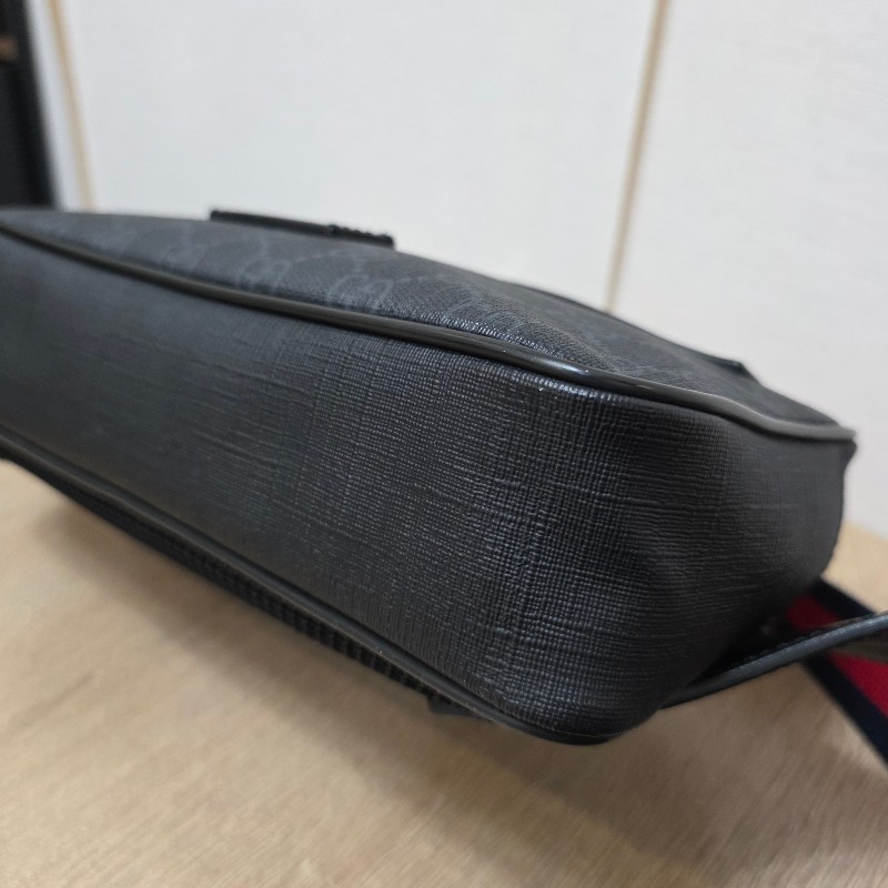 [ 新年優惠福利持續中🧧] Gucci黑灰老花拉鏈胸口包-24