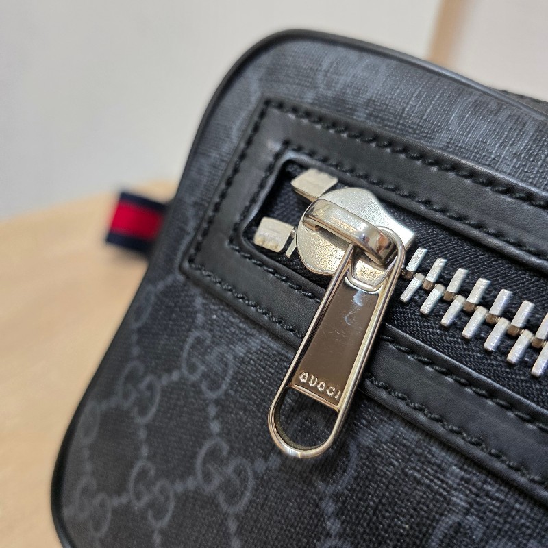 [ 新年優惠福利持續中🧧] Gucci黑灰老花拉鏈胸口包-34