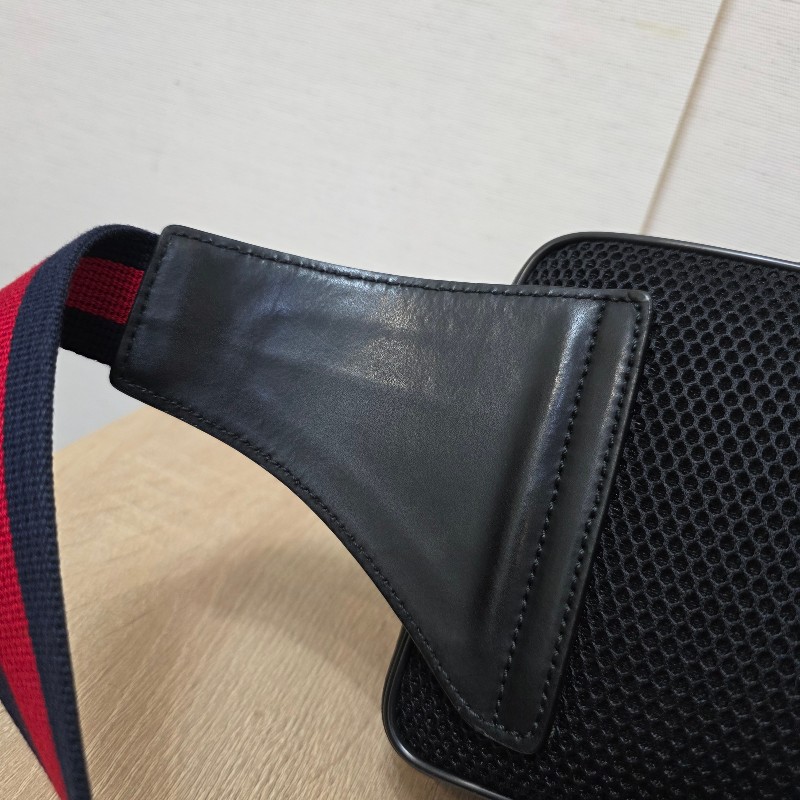 [ 新年優惠福利持續中🧧] Gucci黑灰老花拉鏈胸口包-9