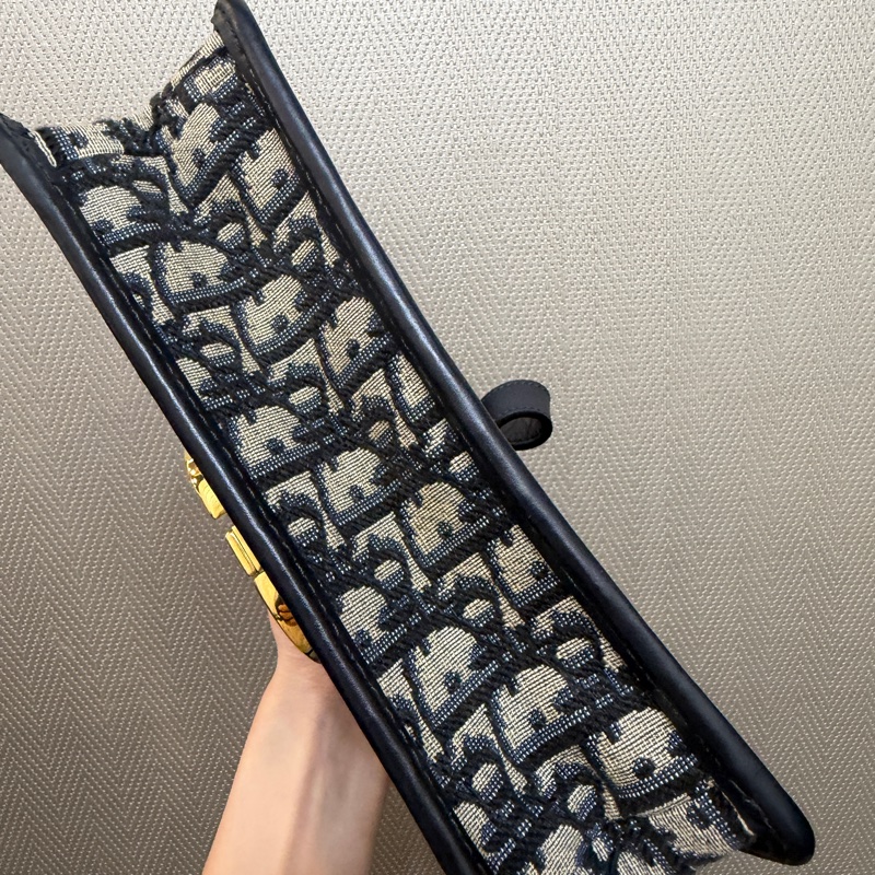 Dior 藍提花布霧金釦30 Montaigne小號肩斜背包-12