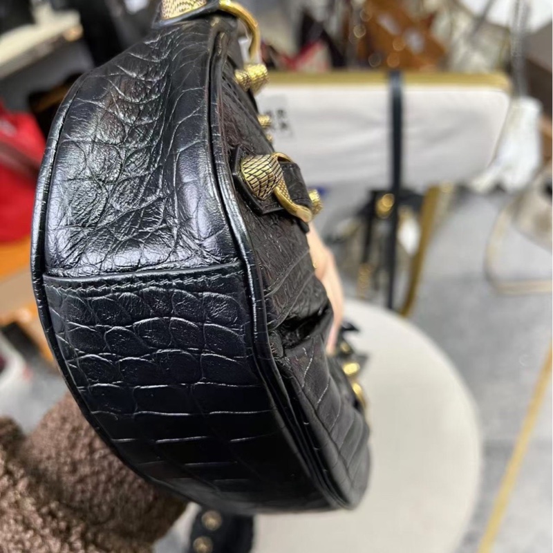 Balenciaga #巴黎世家 Le Cagole xs 黑金牛皮 鱷魚壓紋 半月包-6
