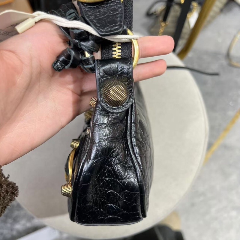 Balenciaga #巴黎世家 Le Cagole xs 黑金牛皮 鱷魚壓紋 半月包-7