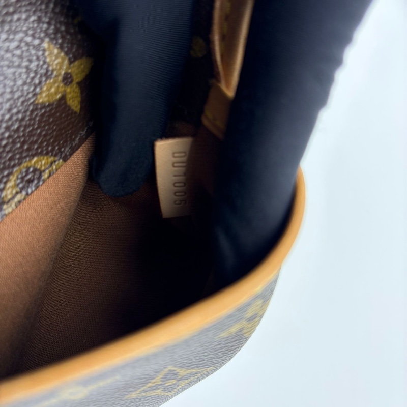 路易威登 三角拉鍊包-3