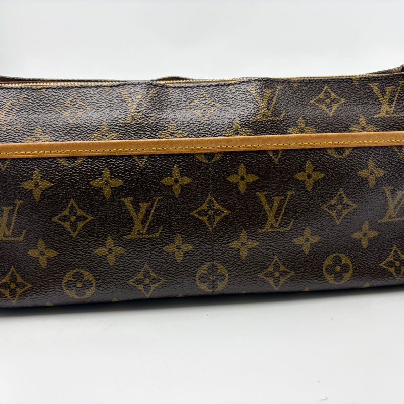 路易威登 三角拉鍊包-8