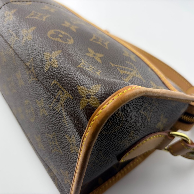 路易威登 三角拉鍊包-10