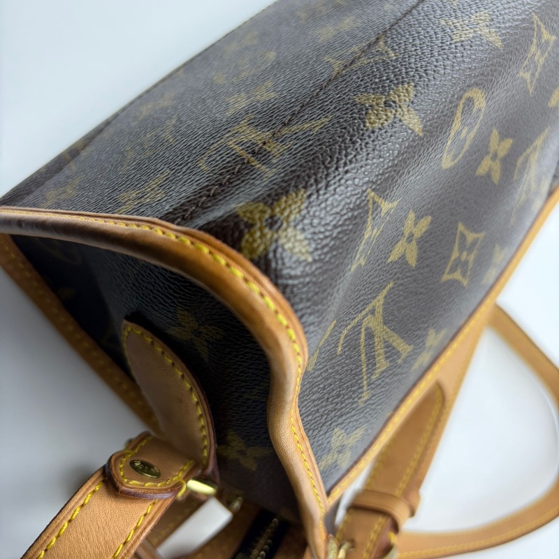 路易威登 三角拉鍊包-11