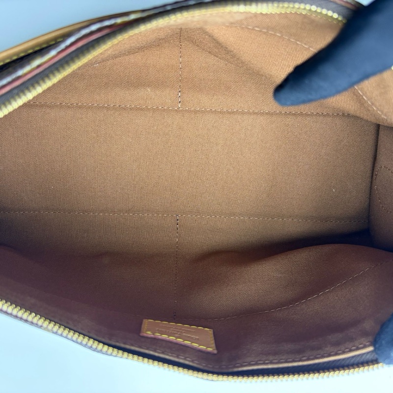 路易威登 三角拉鍊包-14