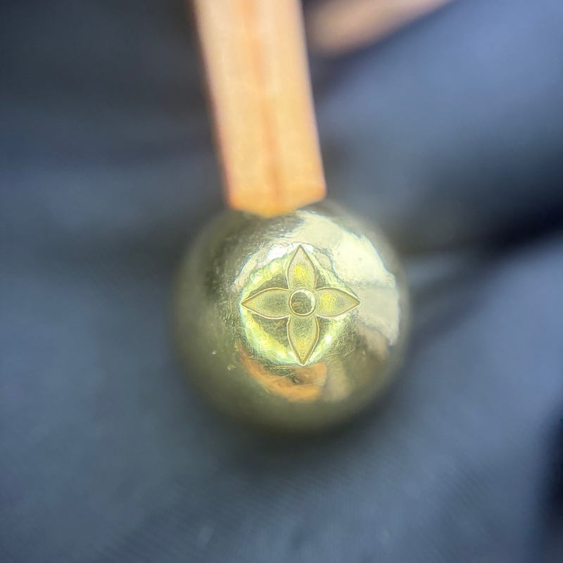 路易威登 三角拉鍊包-15