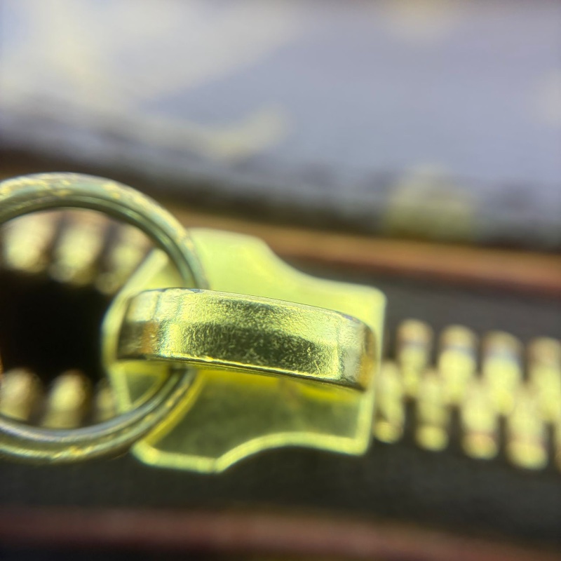 路易威登 三角拉鍊包-16