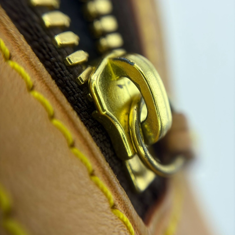 路易威登 三角拉鍊包-17