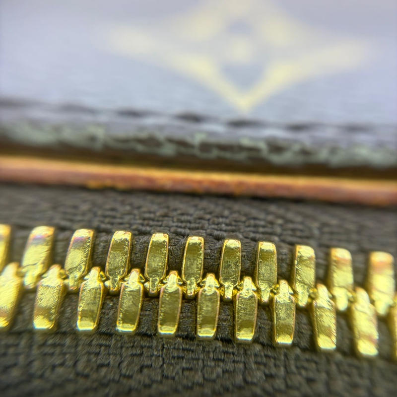 路易威登 三角拉鍊包-23