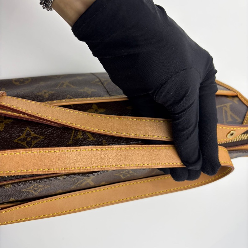 路易威登 三角拉鍊包-24