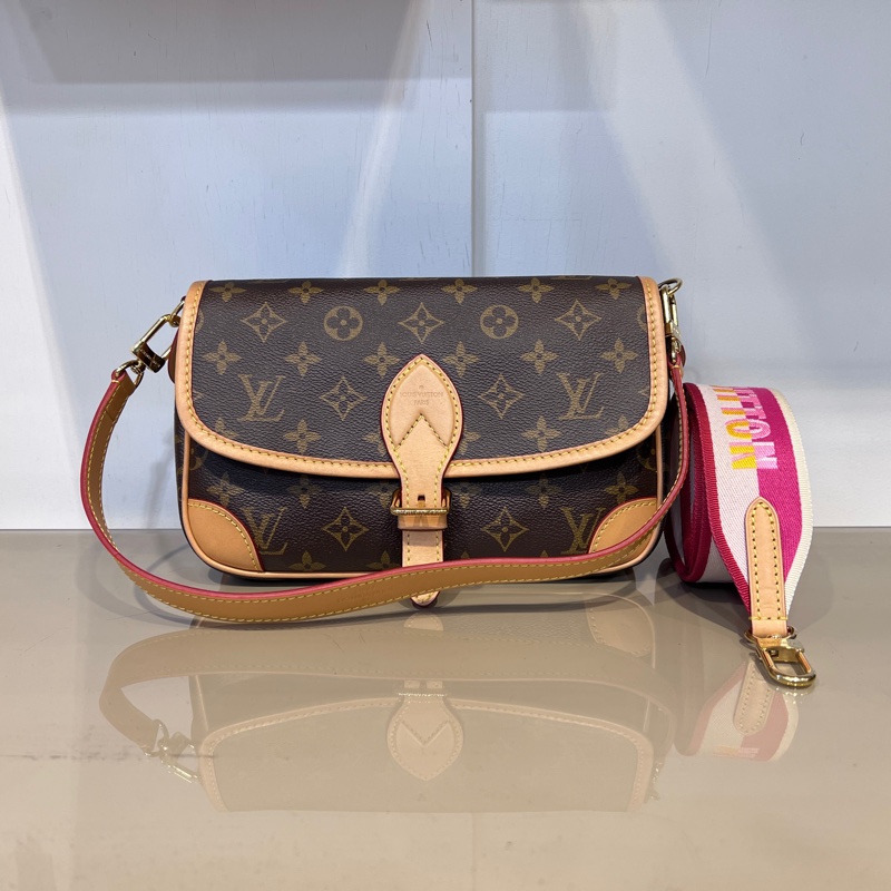 LV 原花Diane金釦下蓋手提肩斜背法棍包-0