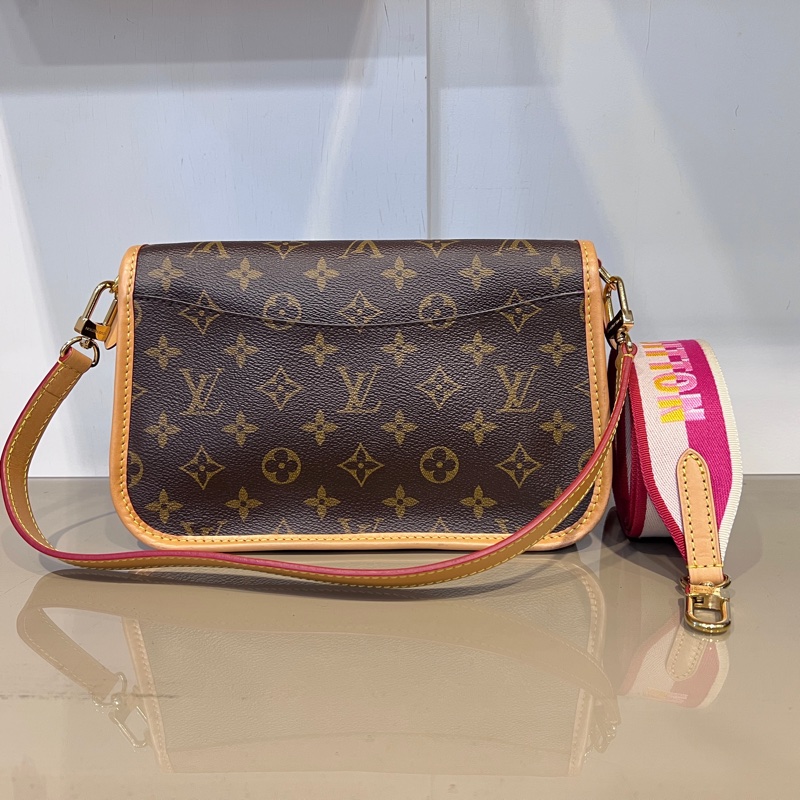 LV 原花Diane金釦下蓋手提肩斜背法棍包-1