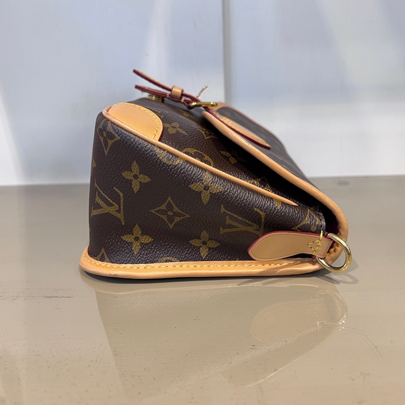 LV 原花Diane金釦下蓋手提肩斜背法棍包-3