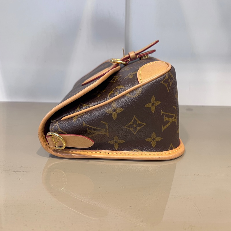 LV 原花Diane金釦下蓋手提肩斜背法棍包-5