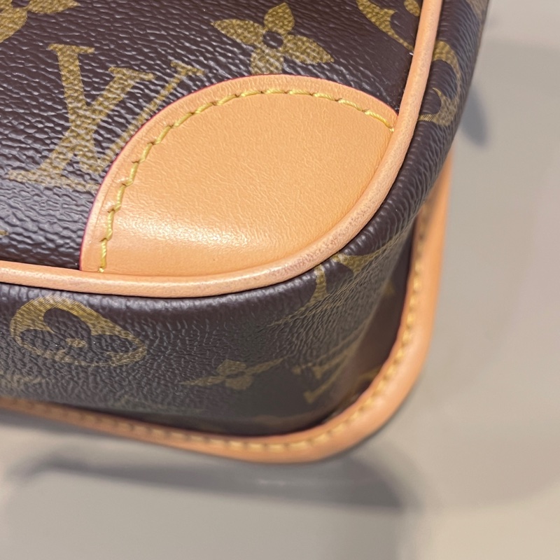 LV 原花Diane金釦下蓋手提肩斜背法棍包-7