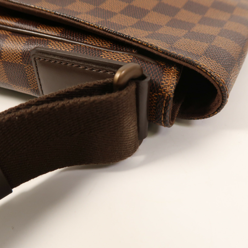 LOUIS VUITTON Damier District PM肩背袋-13