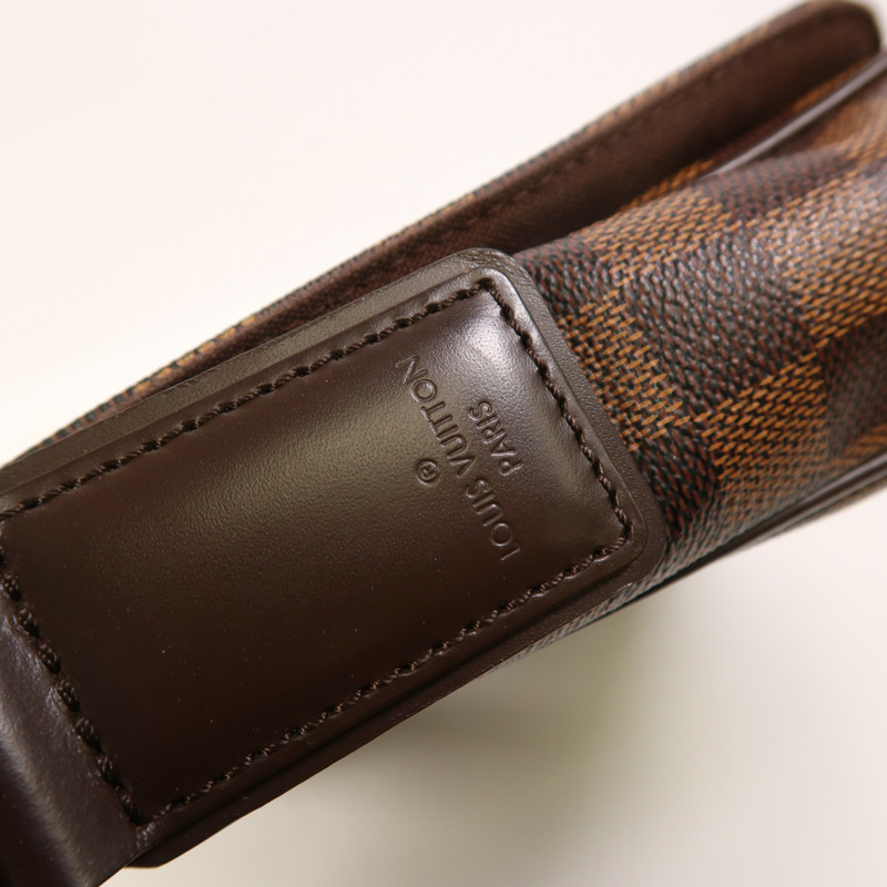 LOUIS VUITTON Damier District PM肩背袋-17