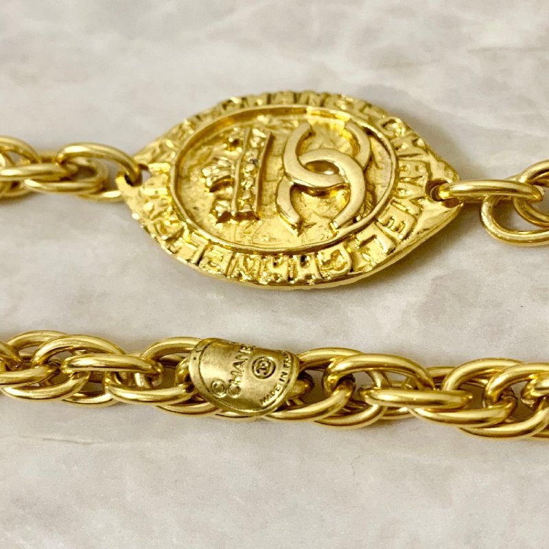 🛍️🎁 26 🔥 2月新品上架 新年情人節💘 CHANEL 香奈兒 復古金色皇冠和橢圓形圖LOGO頸鏈 🔥 香奈兒熱賣款 香奈兒經典款 耳環 CHANEL EARRING-4