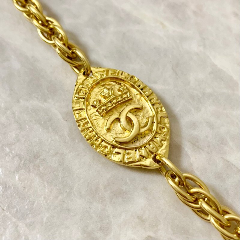 🛍️🎁 26 🔥 2月新品上架 新年情人節💘 CHANEL 香奈兒 復古金色皇冠和橢圓形圖LOGO頸鏈 🔥 香奈兒熱賣款 香奈兒經典款 耳環 CHANEL EARRING-5
