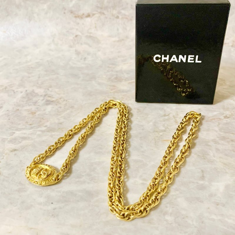 🛍️🎁 26 🔥 2月新品上架 新年情人節💘 CHANEL 香奈兒 復古金色皇冠和橢圓形圖LOGO頸鏈 🔥 香奈兒熱賣款 香奈兒經典款 耳環 CHANEL EARRING-6