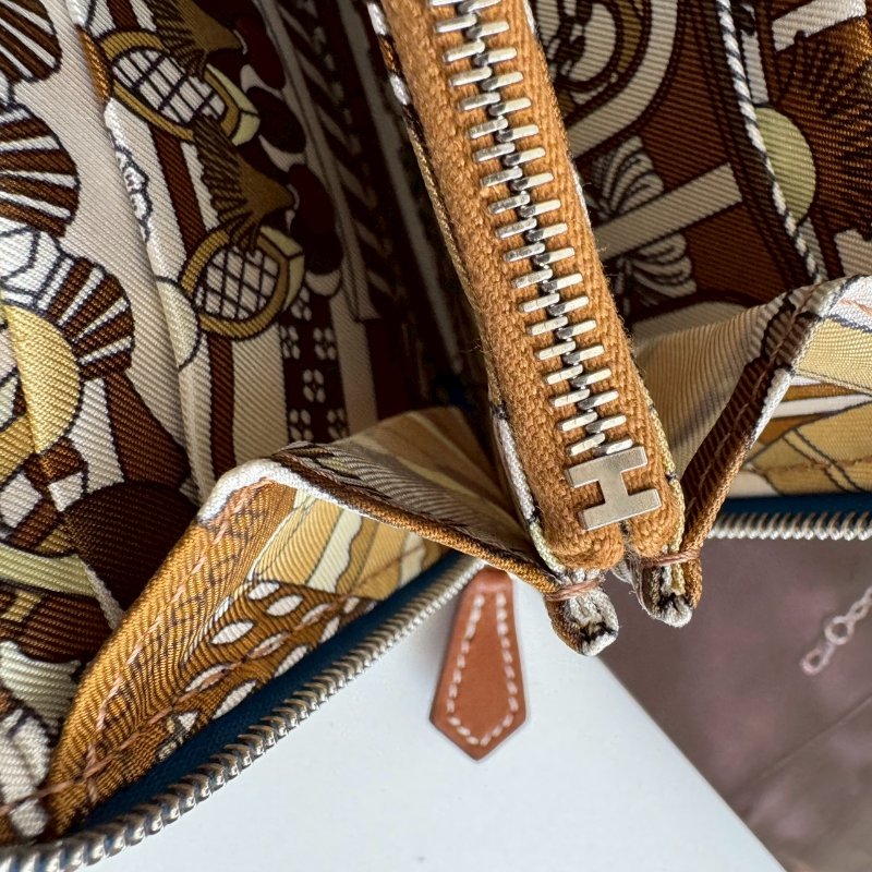 🎉閒置99成新 HERMES Z刻 寶藍色拉鍊絲巾短夾(甜點系列)-13