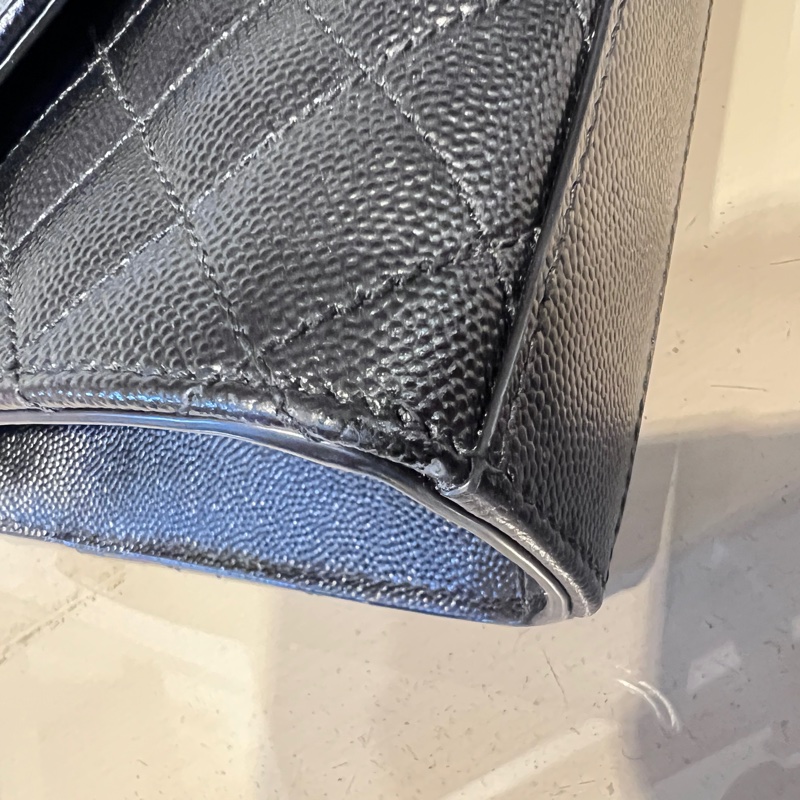 YSL 黑荔枝牛皮Envelope絎縫金釦信封下蓋肩斜背鏈包-7