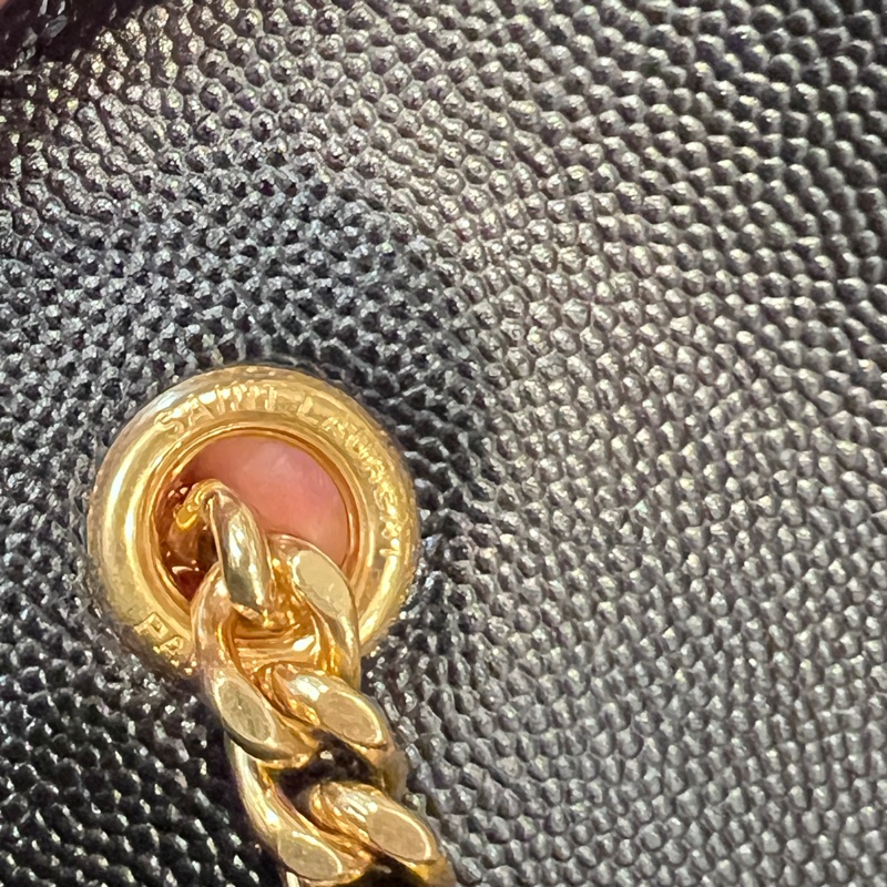 YSL 黑荔枝牛皮Envelope絎縫金釦信封下蓋肩斜背鏈包-17