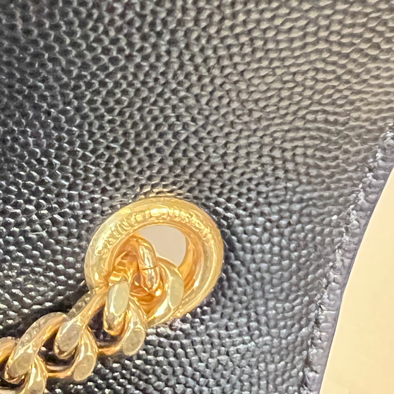 YSL 黑荔枝牛皮Envelope絎縫金釦信封下蓋肩斜背鏈包-18