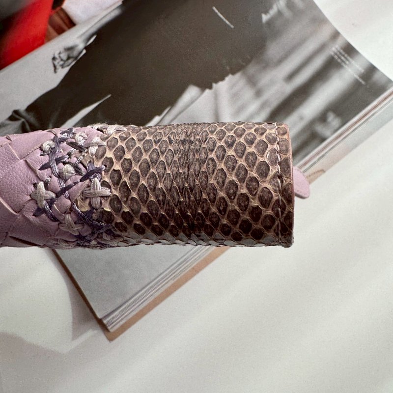 🎆盒子、防塵都有 BV 芋香紫水蛇皮釦式長夾-13