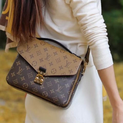 LV 拼接郵差包 M44876 晶片款