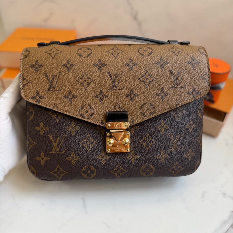 LV 拼接郵差包 M44876 晶片款-1