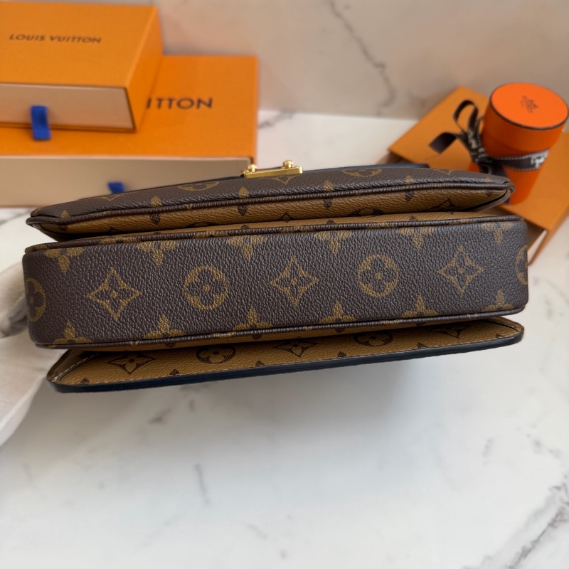 LV 拼接郵差包 M44876 晶片款-7