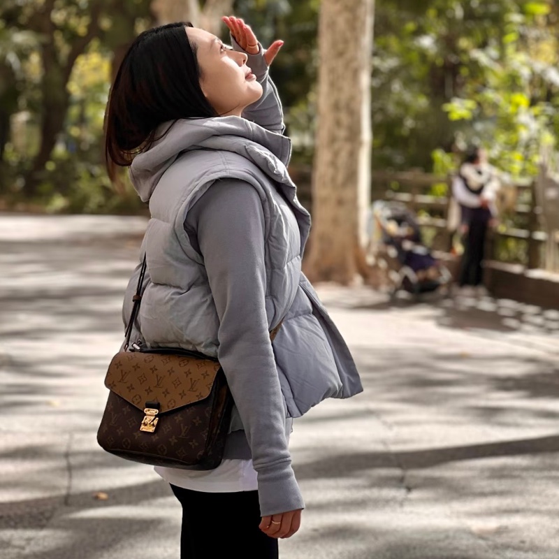 LV 拼接郵差包 M44876 晶片款-9