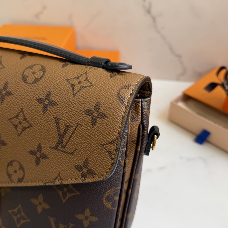 LV 拼接郵差包 M44876 晶片款-10
