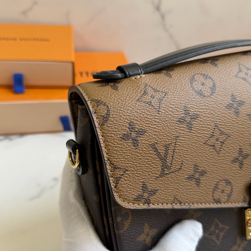 LV 拼接郵差包 M44876 晶片款-11