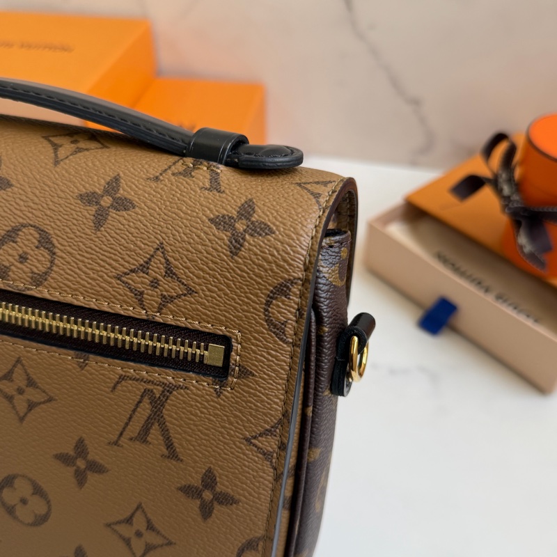LV 拼接郵差包 M44876 晶片款-12